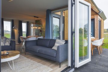 Openslaande deuren van een vakantiehuis in Zeeland